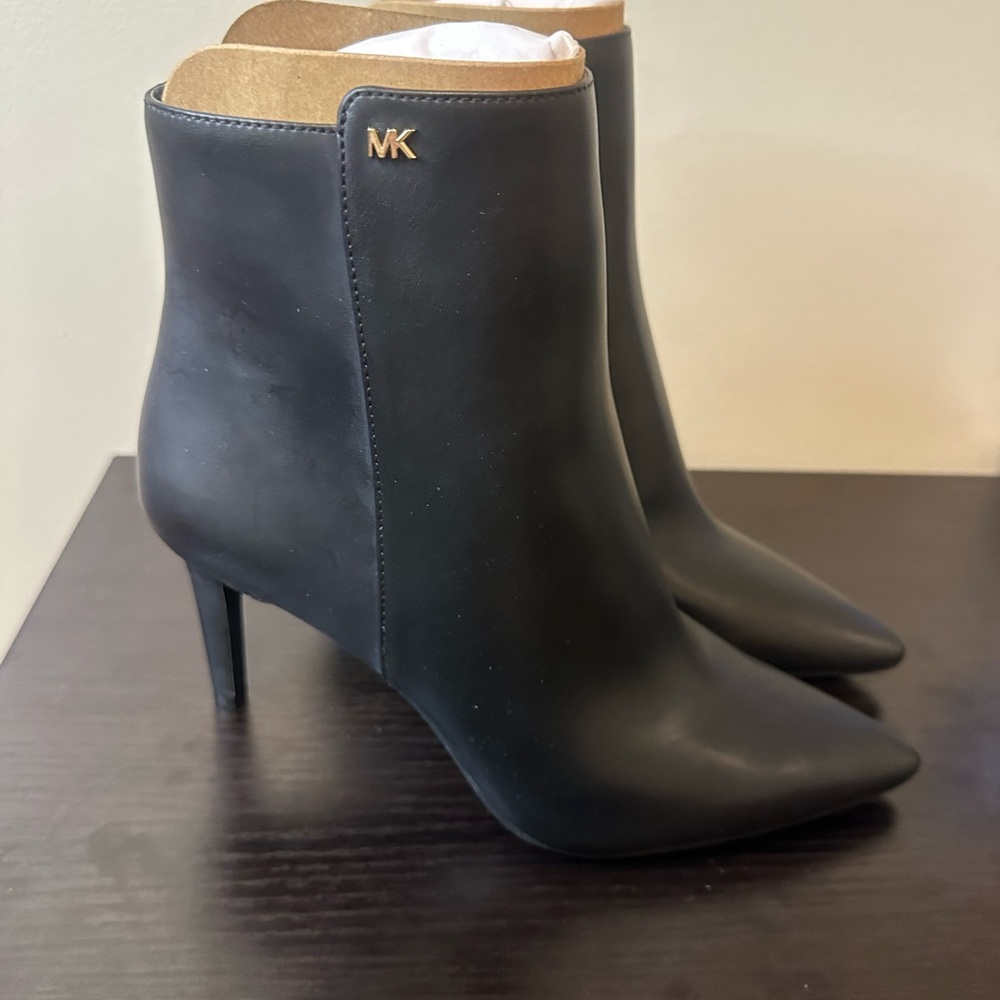 Michael Kors Dorothy Flex Ankle Boot Size 6.5